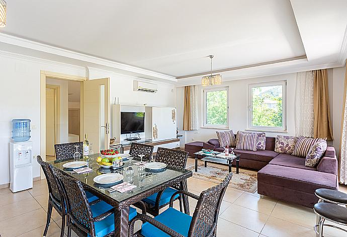 Open-plan living room with sofas, dining area, kitchen, A/C, WiFi internet, satellite TV, and terrace access . - Villa Gunsu . (Fotogalerie) }}