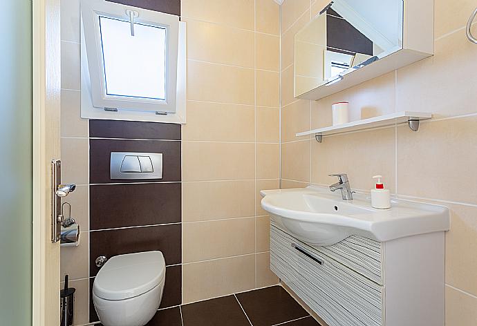 En suite bathroom with shower . - Villa Gunsu . (Photo Gallery) }}