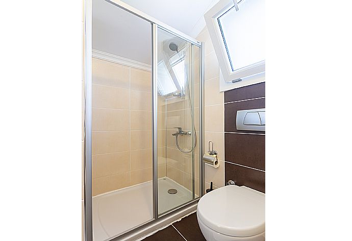 En suite bathroom with shower . - Villa Gunsu . (Photo Gallery) }}