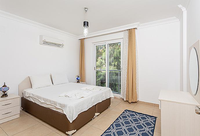 Double bedroom with en suite bathroom and A/C . - Villa Gunsu . (Fotogalerie) }}