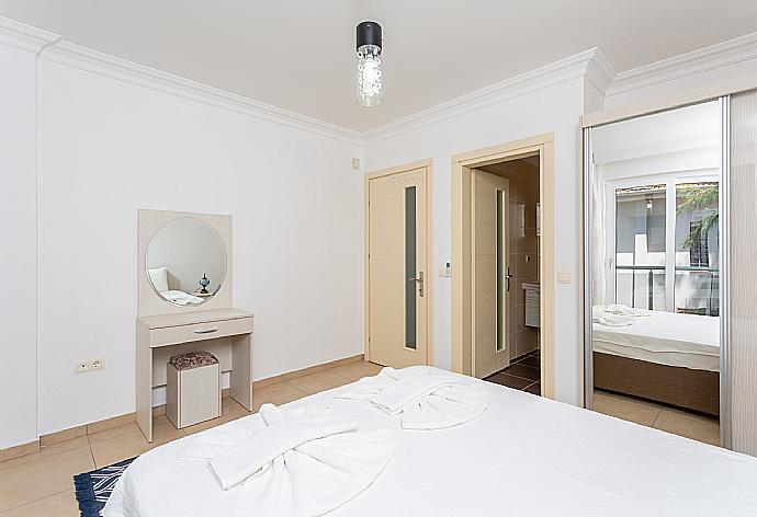 Double bedroom with en suite bathroom and A/C . - Villa Gunsu . (Galleria fotografica) }}