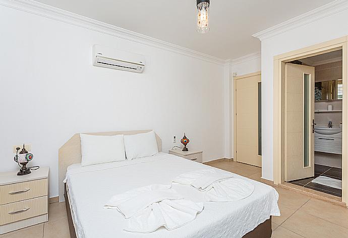 Double bedroom with en suite bathroom, A/C, and balcony access . - Villa Gunsu . (Galleria fotografica) }}