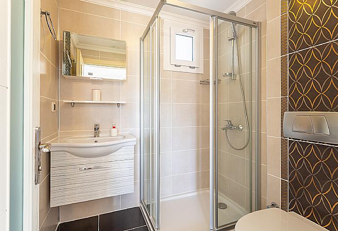 En suite bathroom with shower . - Villa Gunsu . (Galerie de photos) }}