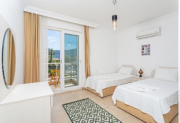 Twin bedroom with en suite bathroom, A/C, and balcony access . - Villa Gunsu . (Galleria fotografica) }}