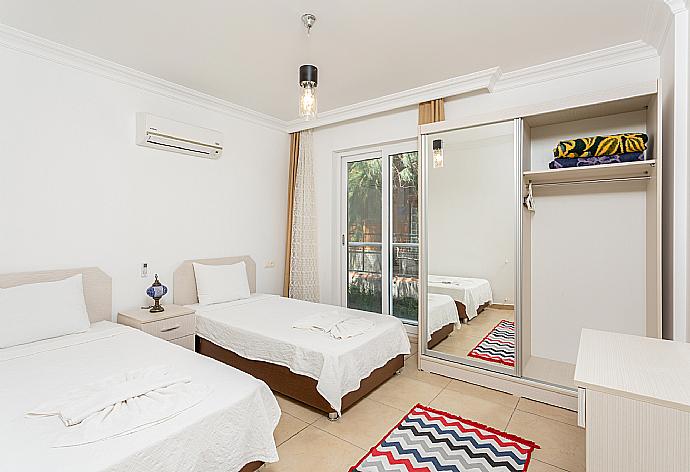 Twin bedroom with A/C . - Villa Gunsu . (Photo Gallery) }}