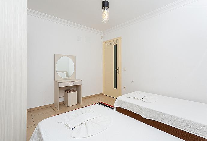 Twin bedroom with A/C . - Villa Gunsu . (Galerie de photos) }}