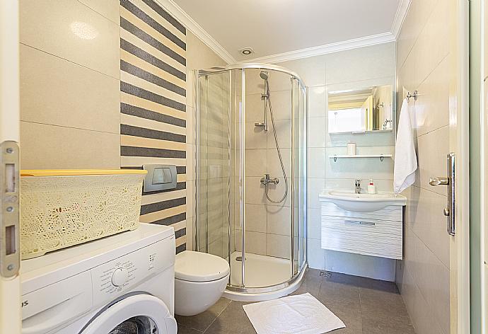 Family bathroom with shower . - Villa Gunsu . (Fotogalerie) }}