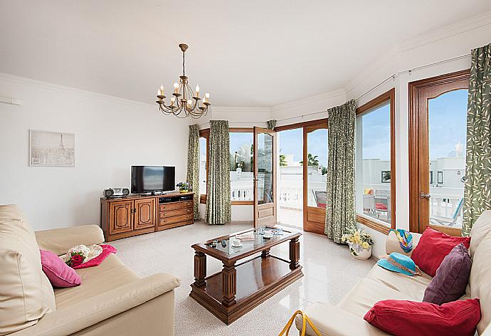 Living room with WiFi, TV, DVD player and terrace access . - Villa Ramos Dos . (Galleria fotografica) }}