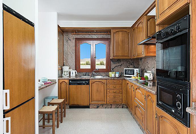 Equipped kitchen with breakfast bar . - Villa Ramos Dos . (Галерея фотографий) }}