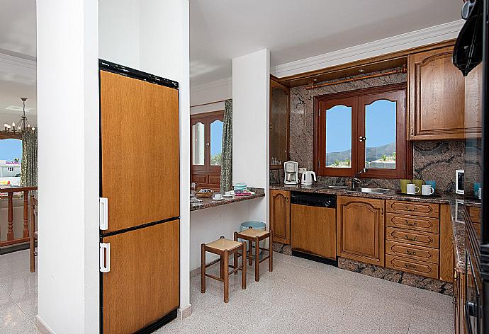 Equipped kitchen with breakfast bar . - Villa Ramos Dos . (Galerie de photos) }}