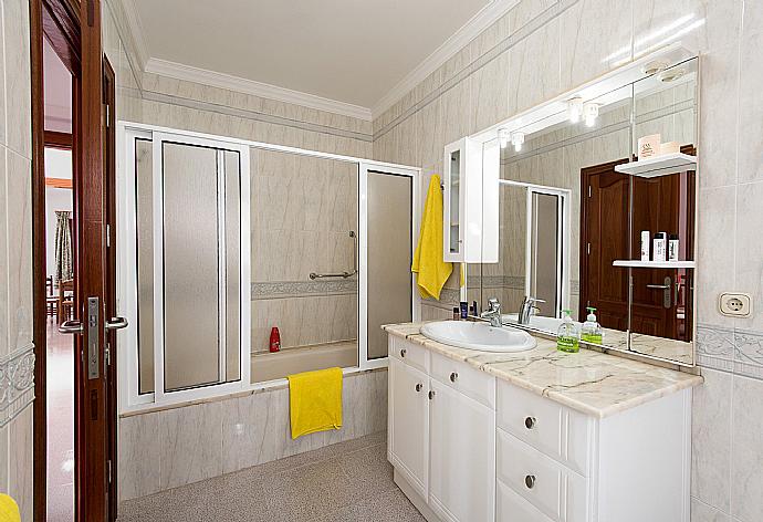 Bathroom with bath . - Villa Ramos Dos . (Galería de imágenes) }}