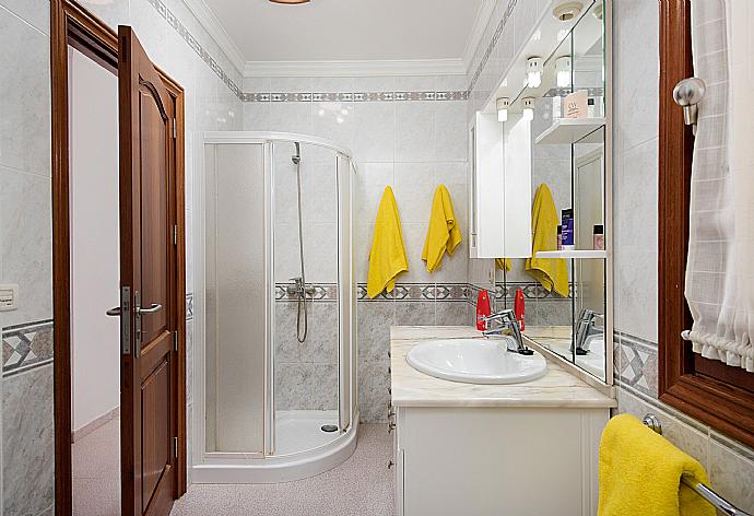 Bathroom with shower . - Villa Ramos Dos . (Galerie de photos) }}