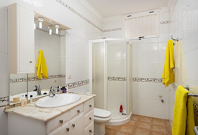 Bathroom with shower . - Villa Ramos Dos . (Galerie de photos) }}