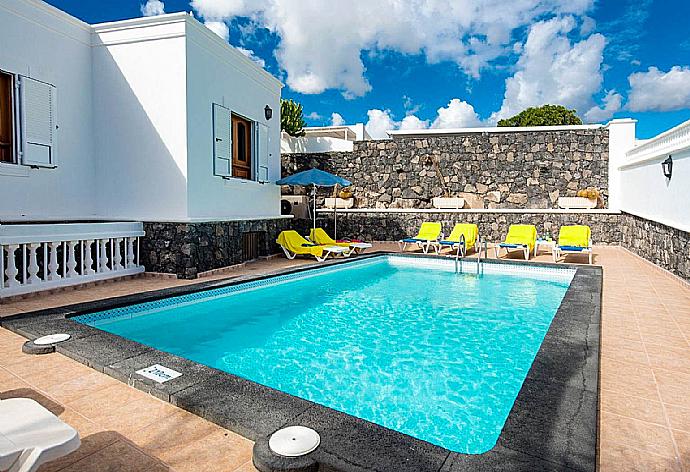 Private pool with terrace . - Villa Ramos Dos . (Fotogalerie) }}