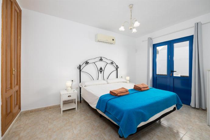 Double bedroom with en suite bathroom and A/C . - Villa Acomari . (Photo Gallery) }}