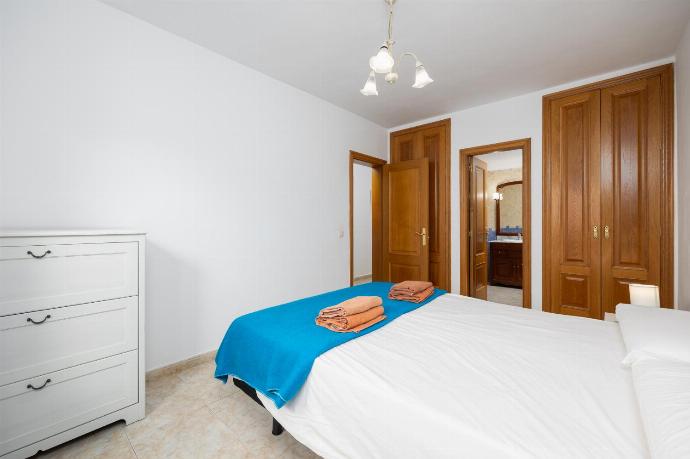Double bedroom with en suite bathroom and A/C . - Villa Acomari . (Photo Gallery) }}