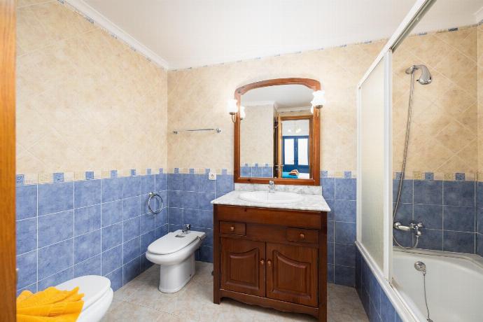 En suite bathroom with bath and shower . - Villa Acomari . (Photo Gallery) }}
