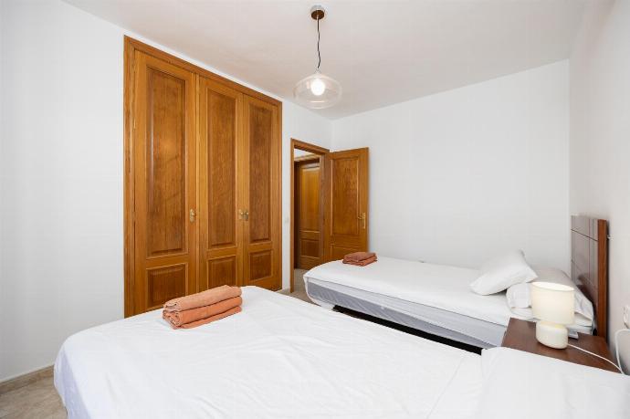 Twin bedroom with A/C . - Villa Acomari . (Photo Gallery) }}