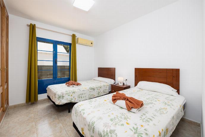 Twin bedroom with A/C . - Villa Acomari . (Photo Gallery) }}