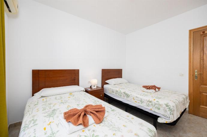 Twin bedroom with A/C . - Villa Acomari . (Photo Gallery) }}