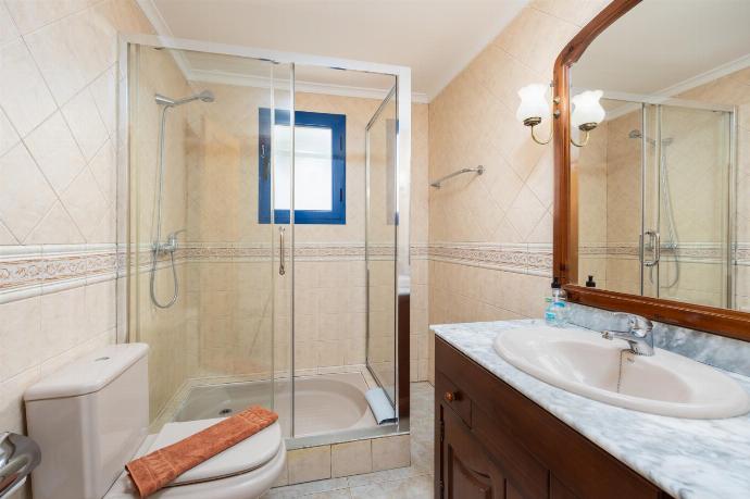 Family bathroom with shower . - Villa Acomari . (Photo Gallery) }}