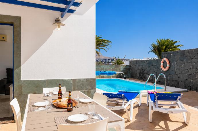 Sheltered terrace area . - Villa Acomari . (Photo Gallery) }}