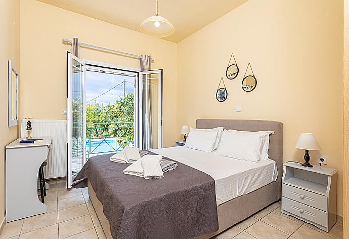 Double bedroom . - Villa Russa Dionisis . (Photo Gallery) }}