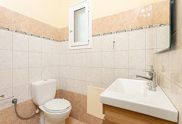 Family bathroom with shower . - Villa Russa Dionisis . (Galería de imágenes) }}