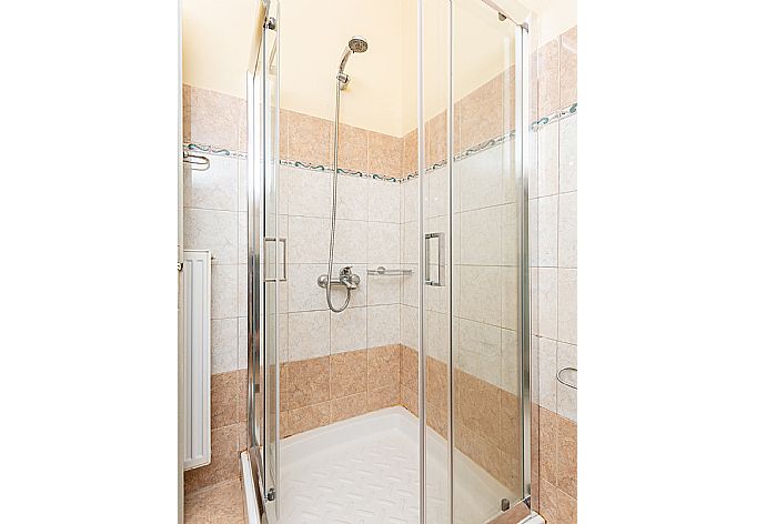 Family bathroom with shower . - Villa Russa Dionisis . (Photo Gallery) }}