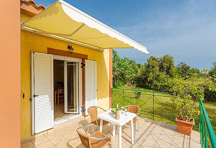 Sheltered terrace area . - Villa Russa Dionisis . (Photo Gallery) }}