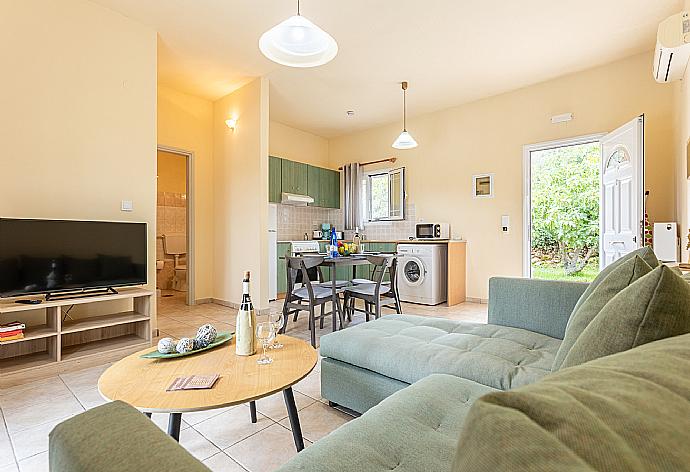 Open-plan living room with sofa, dining area, kitchen, A/C, WiFi internet, and satellite TV . - Villa Russa Alexandros . (Galleria fotografica) }}