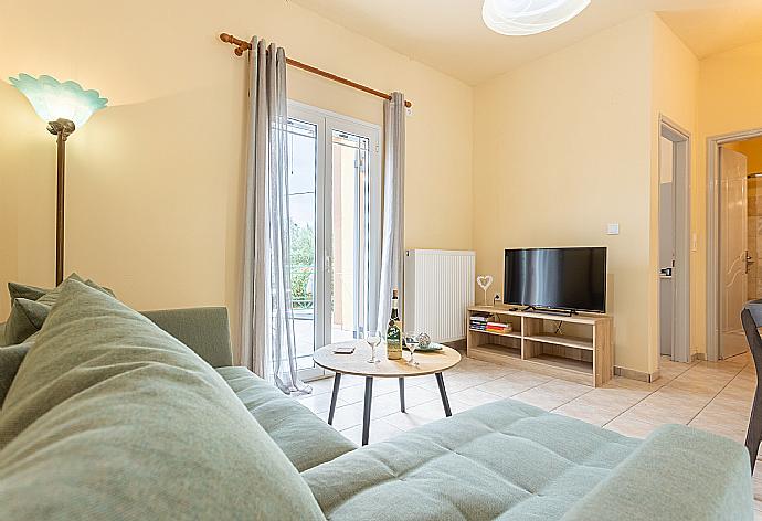 Open-plan living room with sofa, dining area, kitchen, A/C, WiFi internet, and satellite TV . - Villa Russa Alexandros . (Galleria fotografica) }}