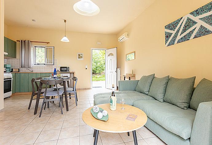 Open-plan living room with sofa, dining area, kitchen, A/C, WiFi internet, and satellite TV . - Villa Russa Alexandros . (Fotogalerie) }}