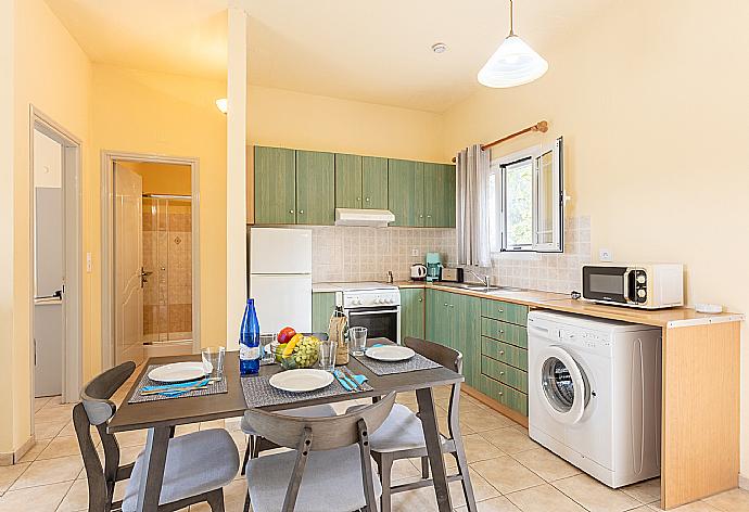 Equipped kitchen . - Villa Russa Alexandros . (Fotogalerie) }}