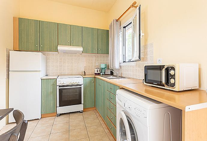 Equipped kitchen . - Villa Russa Alexandros . (Fotogalerie) }}