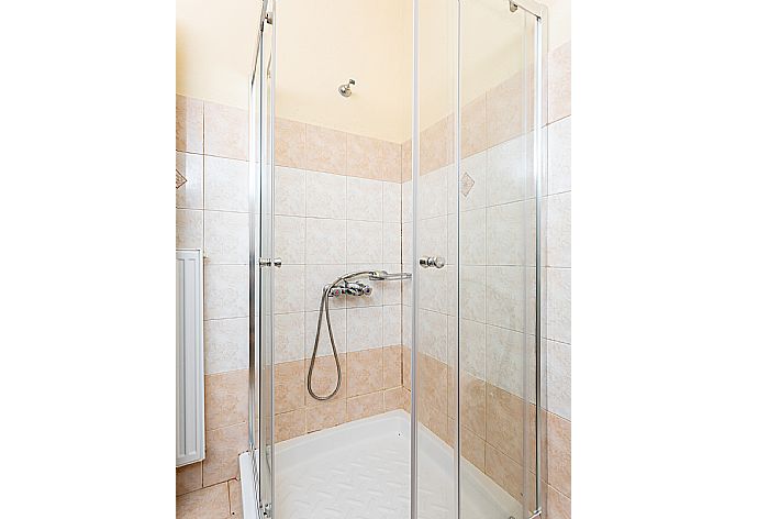 Family bathroom with shower . - Villa Russa Alexandros . (Fotogalerie) }}