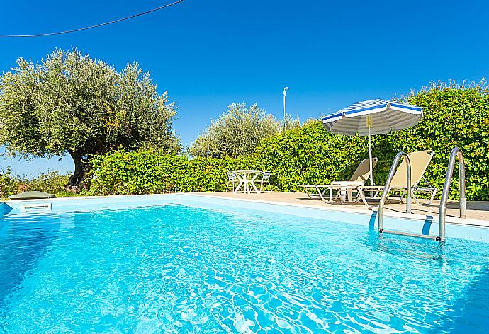 Private pool and terrace . - Villa Russa Alexandros . (Галерея фотографий) }}