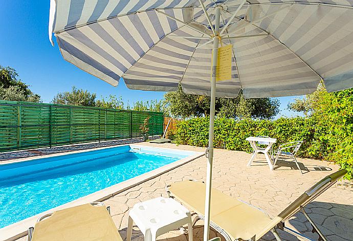 Private pool and terrace . - Villa Russa Alexandros . (Galería de imágenes) }}