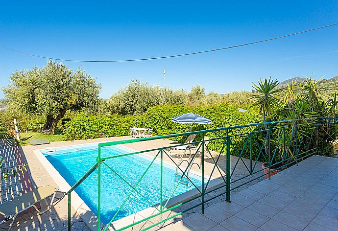 Private pool and terrace . - Villa Russa Alexandros . (Galerie de photos) }}