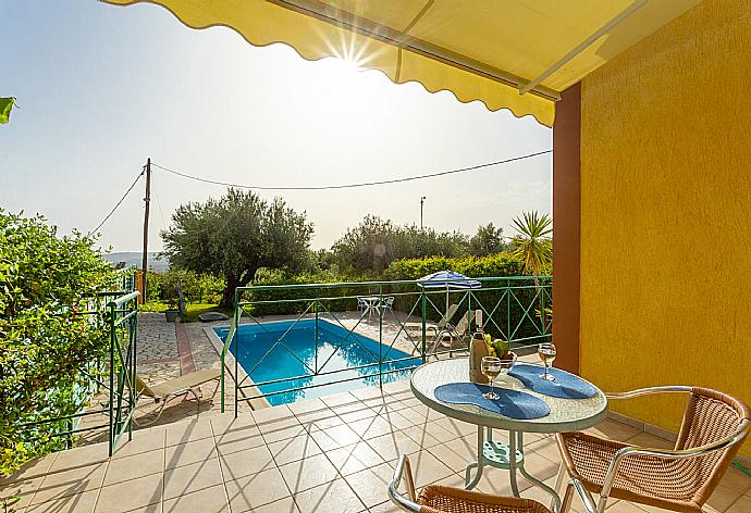 Sheltered terrace area . - Villa Russa Alexandros . (Galleria fotografica) }}