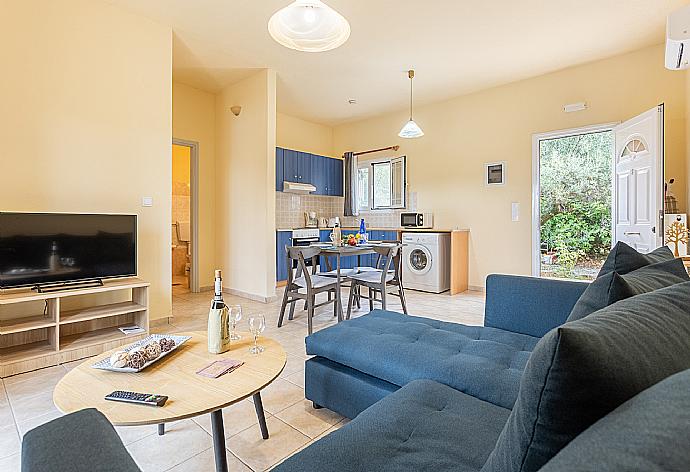 Open-plan living room with sofa, dining area, kitchen, A/C, WiFi internet, satellite TV, and terrace access . - Villa Russa Anna . (Fotogalerie) }}