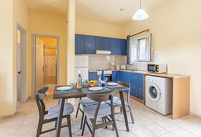 Equipped kitchen . - Villa Russa Anna . (Fotogalerie) }}