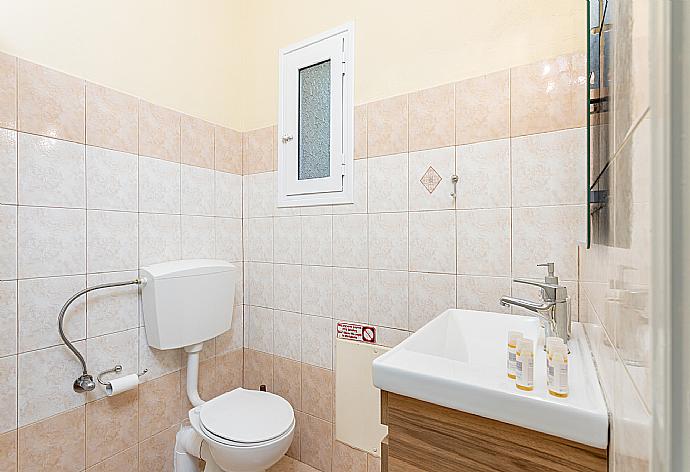 Family bathroom with shower . - Villa Russa Anna . (Galería de imágenes) }}