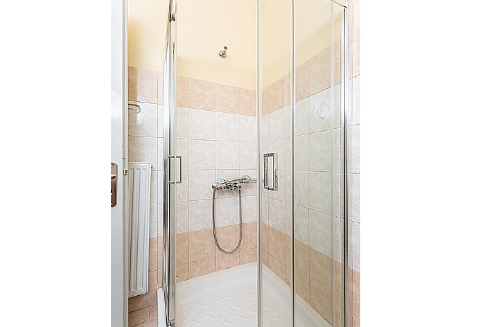 Family bathroom with shower . - Villa Russa Anna . (Fotogalerie) }}