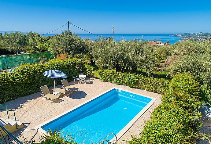 Aerial view of private pool and terrace . - Villa Russa Anna . (Fotogalerie) }}