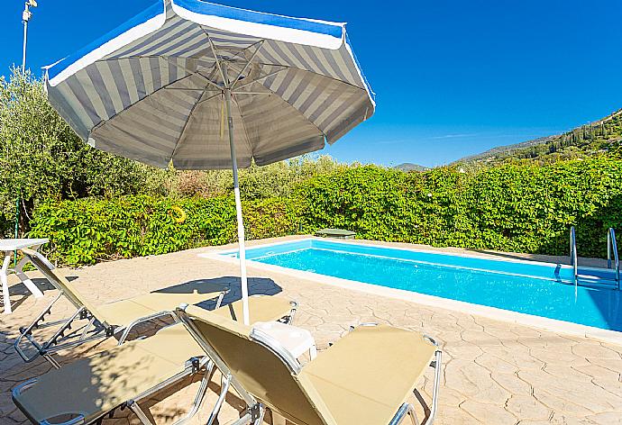 Private pool and terrace . - Villa Russa Anna . (Galerie de photos) }}