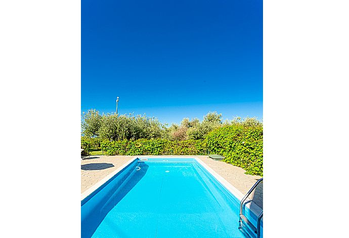 Private pool and terrace . - Villa Russa Anna . (Galerie de photos) }}