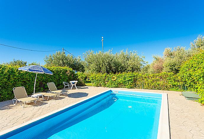 Private pool and terrace . - Villa Russa Anna . (Galerie de photos) }}