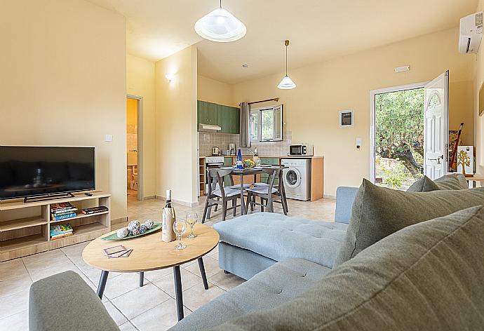 Open-plan living room with sofa, dining area, kitchen, A/C, WiFi internet, and satellite TV . - Villa Russa Alekos . (Fotogalerie) }}