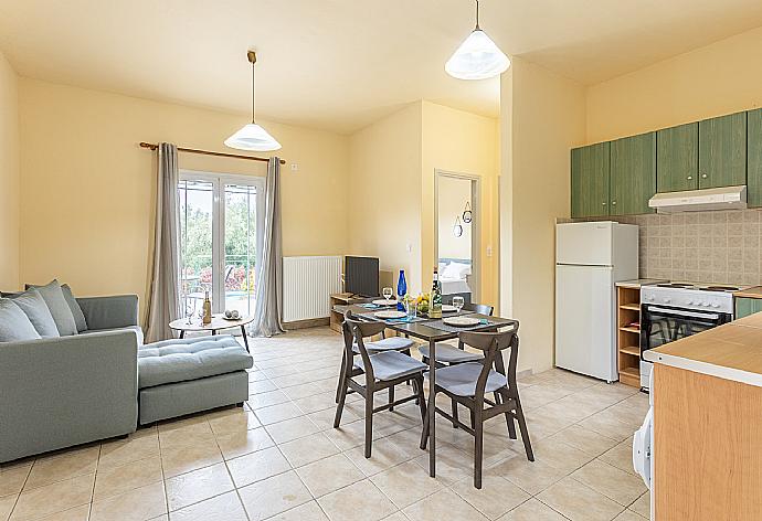 Open-plan living room with sofa, dining area, kitchen, A/C, WiFi internet, and satellite TV . - Villa Russa Alekos . (Fotogalerie) }}